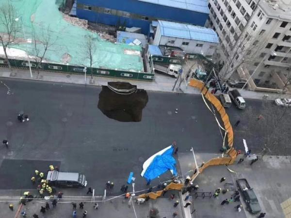 西安厨具回收消息：青岛在建地铁塌方造成路面塌陷