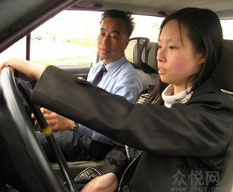 贵阳最好的驾驶培训学校告诉你开车时方向盘转动技巧