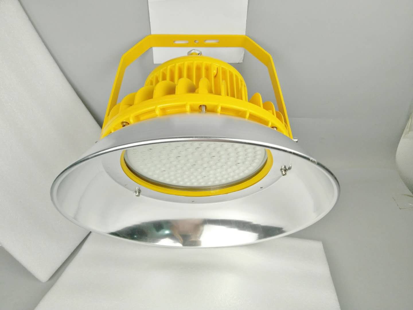 迅元贝力告诉您支架式LED防爆泛光灯保护罩的作用