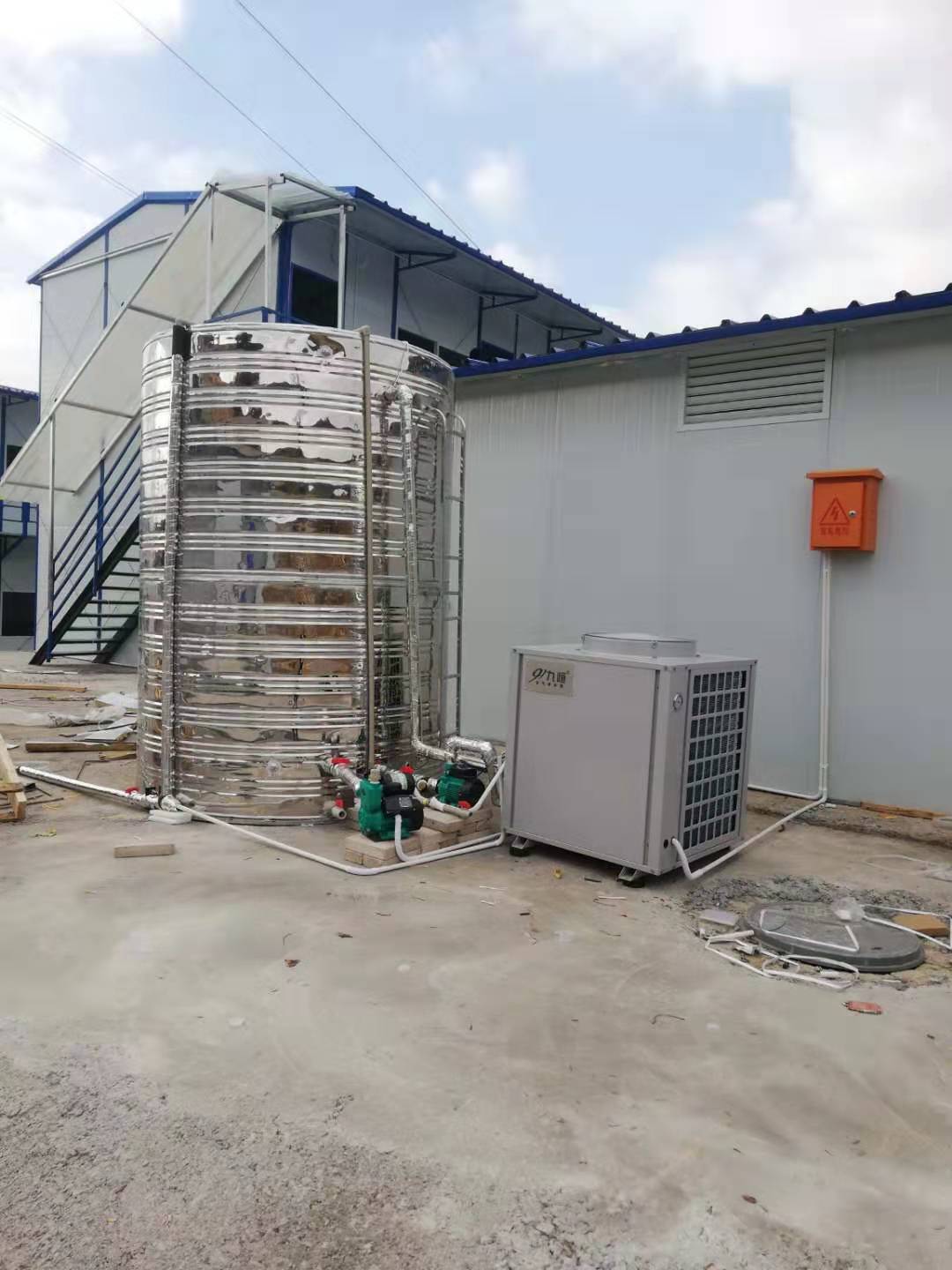 中冶项目部空气能热水器安装案例