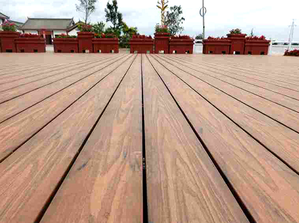 为什么安装塑木地板要留伸缩缝?主要有什么作用