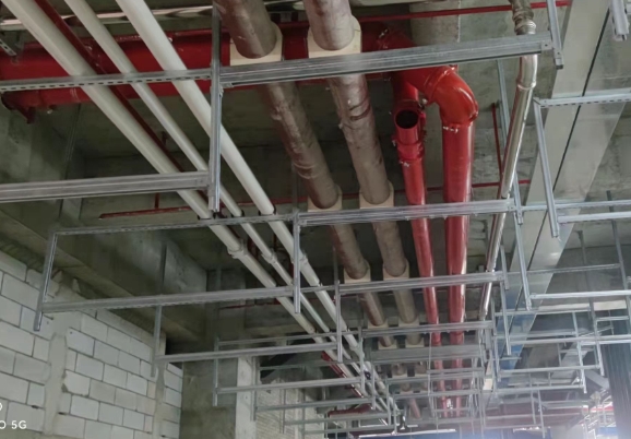 为了充分发挥建筑抗震支架的作用，在抗震支架使用过程中需要注意以下几点：