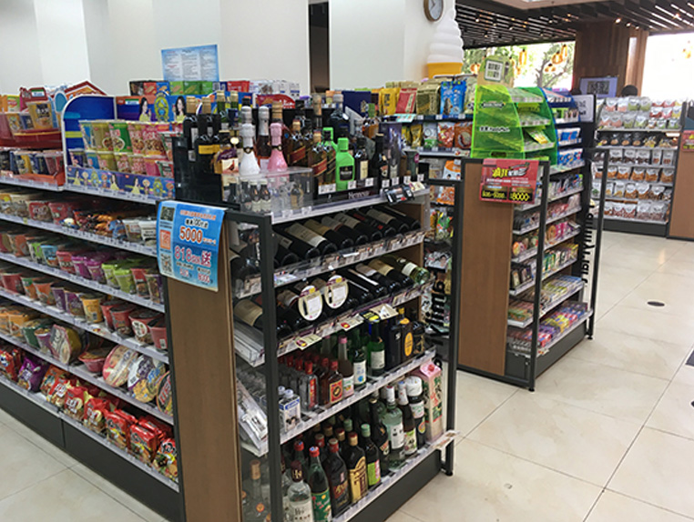 What are the characteristics of convenience store shelves