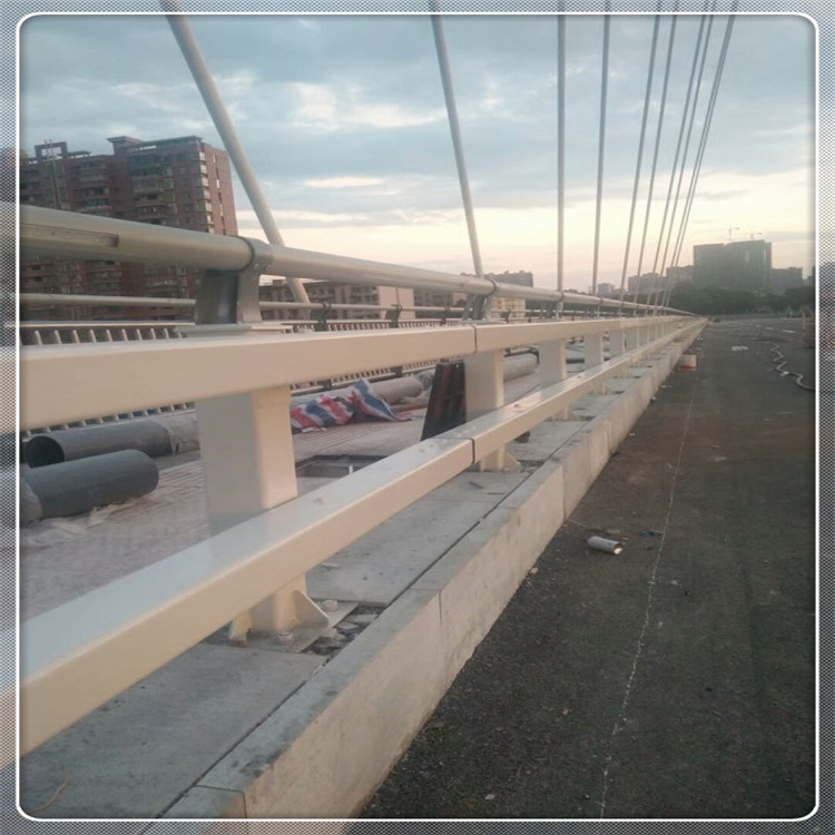 安徽桥梁防撞护栏用的什么材质和规格，可以承受多大的撞力