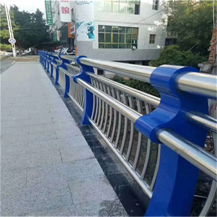 新疆乌鲁木齐不锈钢复合管护栏的连接的方式和操作