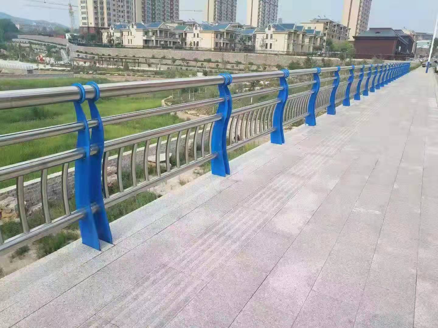 云南昆明丽江不锈钢复合管护栏绿化道路分割栏杆