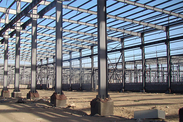 提高钢结构生产加工厂房施工效果的设计措施是什么？