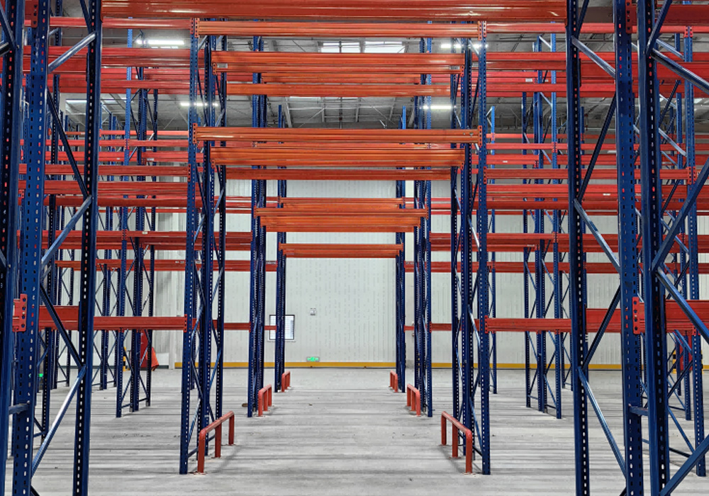 What are the characteristics of heavy-duty crossbeam shelves