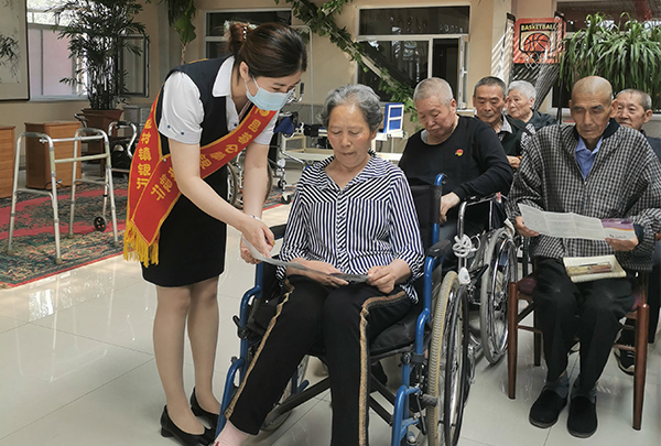 蒙银村镇银行端午送温暖献爱心