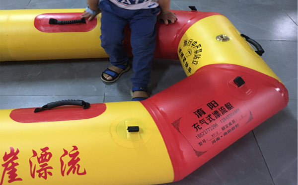 选择充气漂流艇和皮筏漂流艇时需要考虑哪些因素？