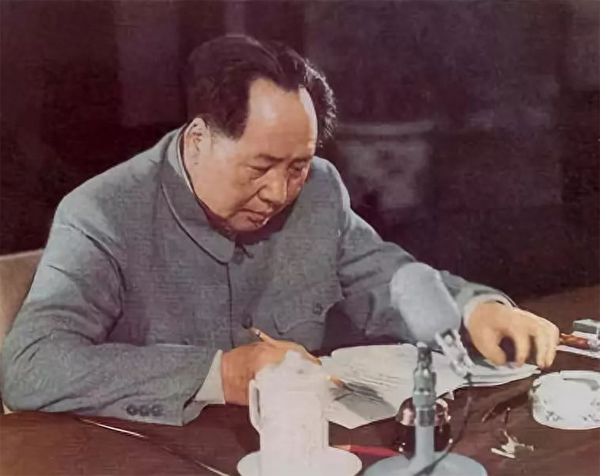 熊向晖回忆给毛主席写稿挨批：没有我中国人民就不能取得成就了？