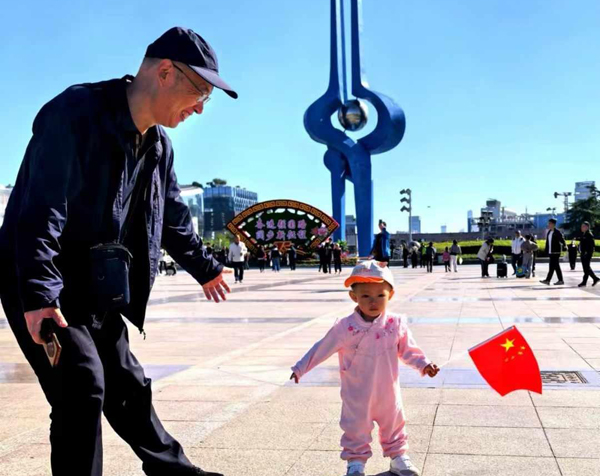 《小朋友愛五星紅旗》軍中影友. 新華社原軍事記者陶俊峰攝