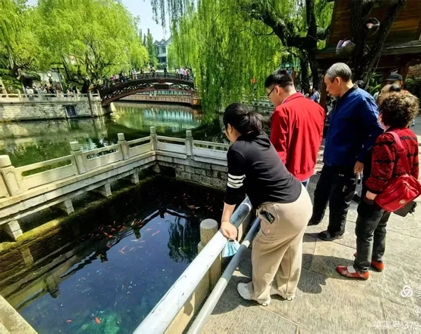 陶老拍泉我配诗.玛瑙泉 (新华社原军事记者陶俊峰供稿)