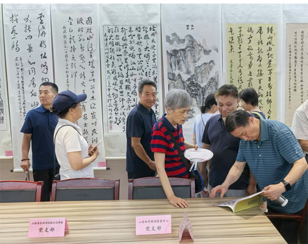 迎七·一及紀念抗戰勝利書畫展(新華社原軍事記者陶俊峰攝)