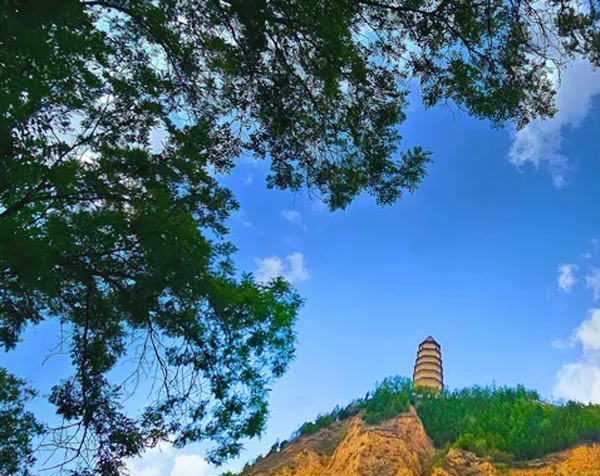 引領(lǐng)中國革命走向勝利的火炬.航標(biāo)燈——延安寶塔(周朝榮攝)