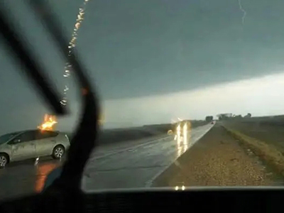 汽车遭遇雷雨时会有危险吗？