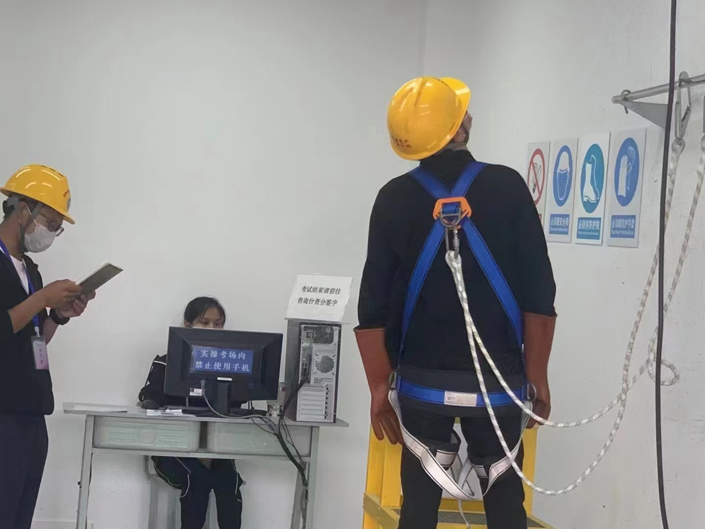 如何确保高空作业的施工安全？昆明科高空作业工证培训学校