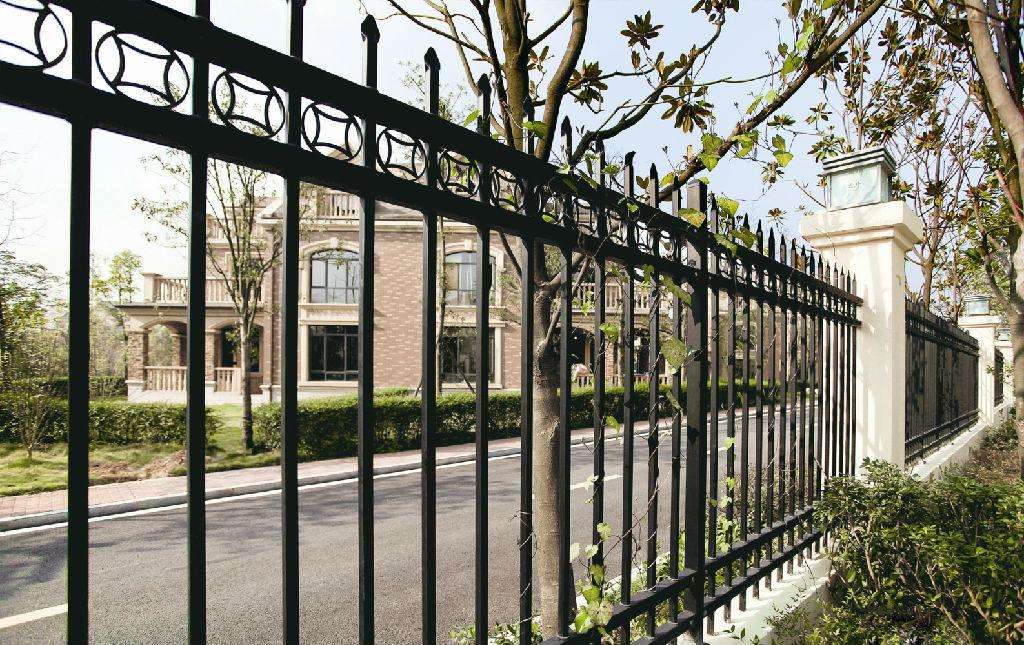 锌钢护栏是指采用锌合金组织材料进行制作的阳台设计护栏