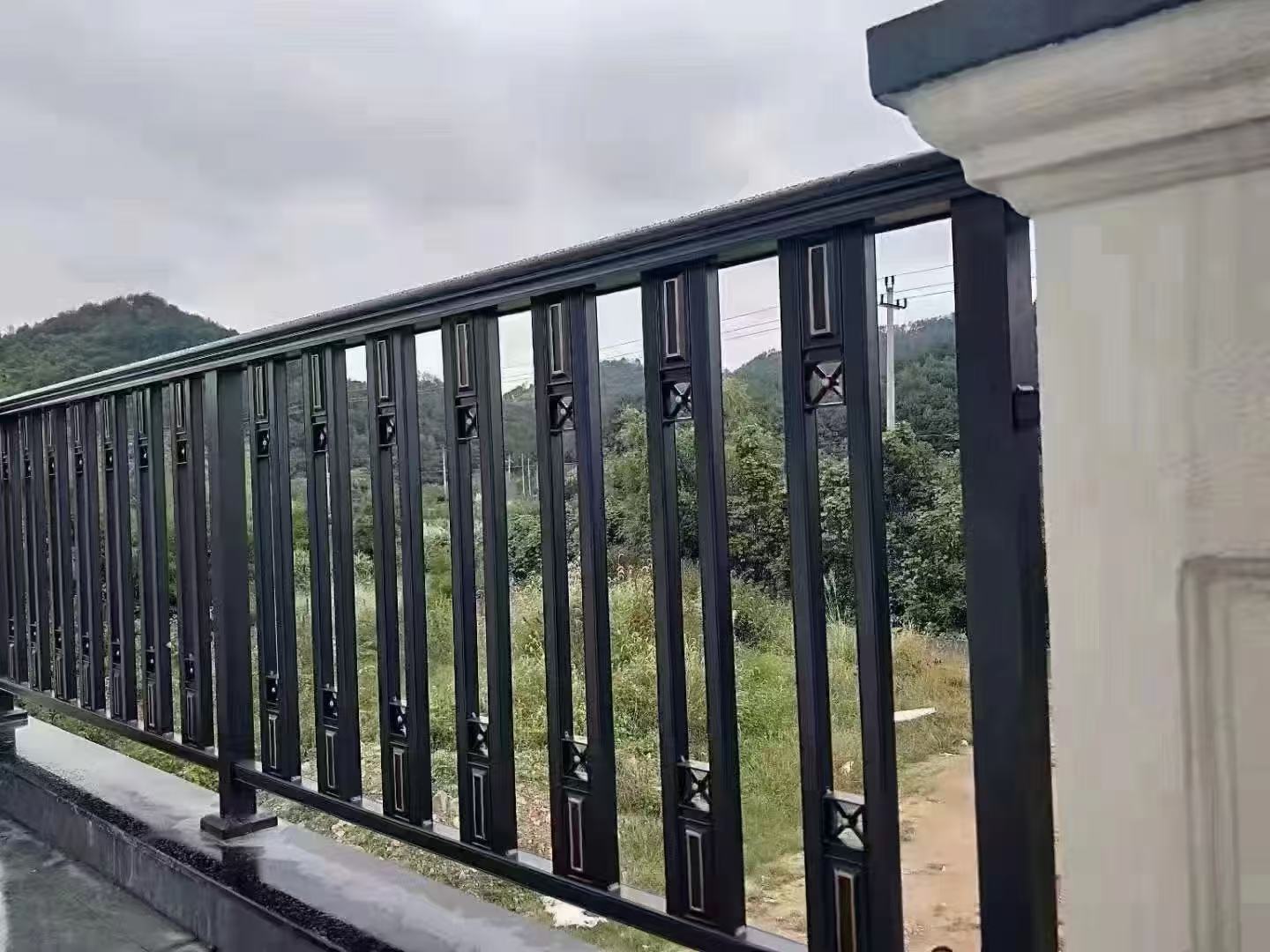 甘肅護欄廠家直供！定制公路/市政/小區(qū)護欄，品質保障更安心