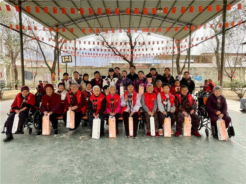 在西安沣峪口滦镇养老公寓，三八妇女节的活动热烈展开，充满了欢乐与温馨。