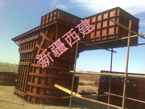 中铁北京局和若铁路S1标铁路桥墩施工现场
